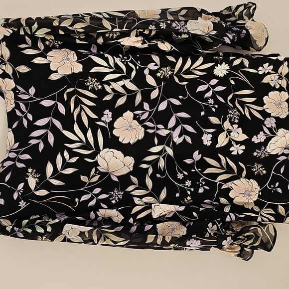 Calvin Klein Black and White Blouse. Vneck. Long Sleeves With Ruffel. 2X - Picture 4 of 8